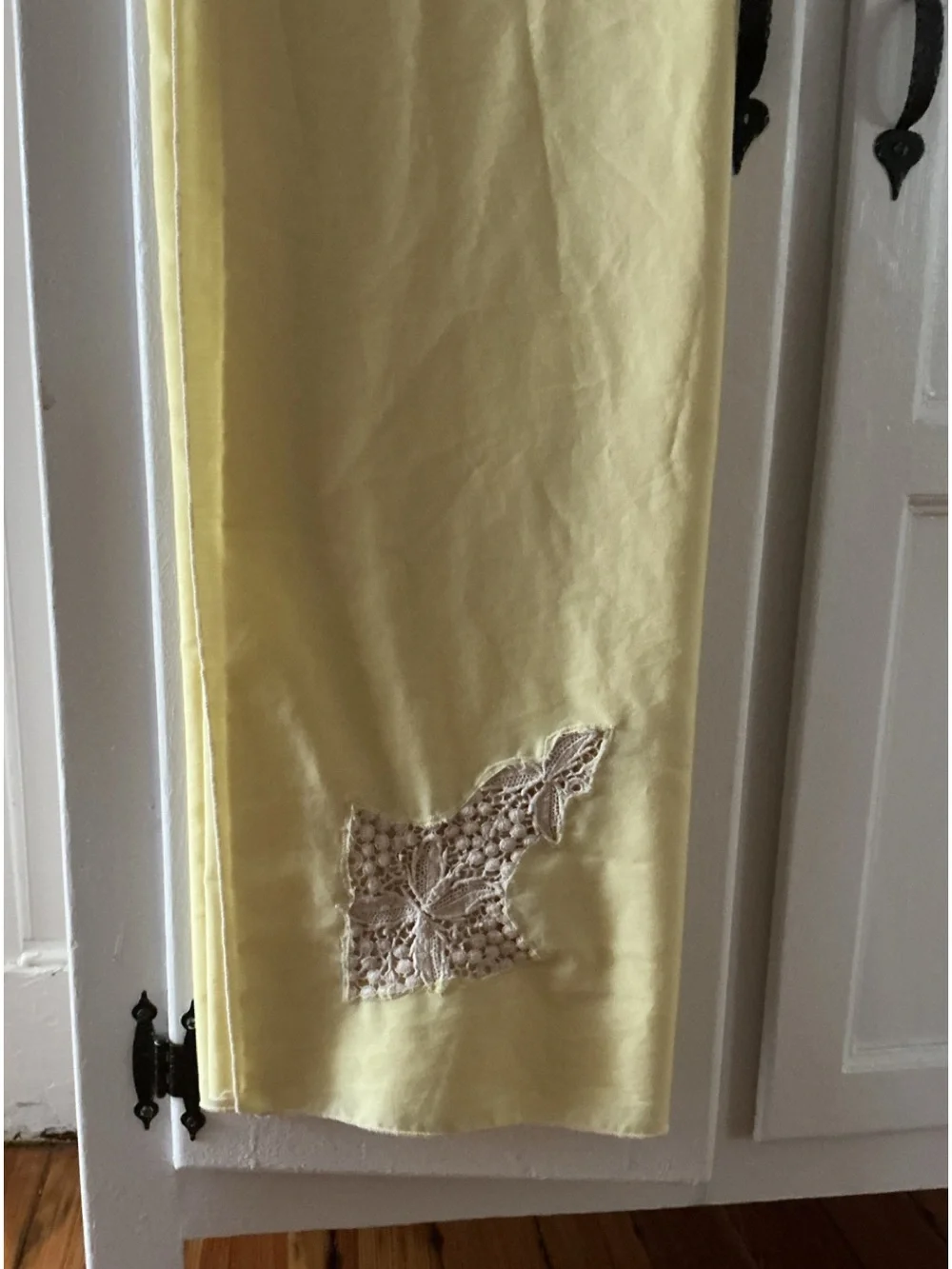 🔹 Antique Hand tatted Lace Lemon-y Linen Tablecloth